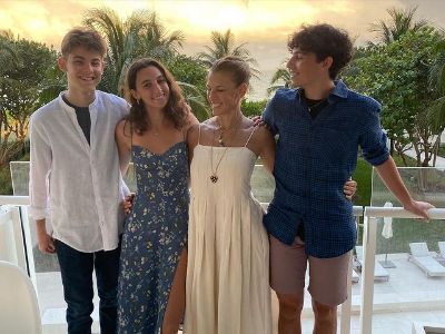 Jessica Seinfeld is standing in the middle as she, Shepherd, Sascha, and Julian are hugging each other. 